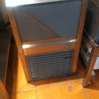 KOSTKARKA DO LODU 28 KG/H